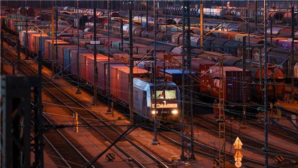 Chefin von DB Cargo muss gehen - Sigrid Nikutta verliert Job DB Cargo hatte im Güterverkehr auf der Schiene zuletzt einen Marktanteil von rund 44 Prozent. (Archivbild)
