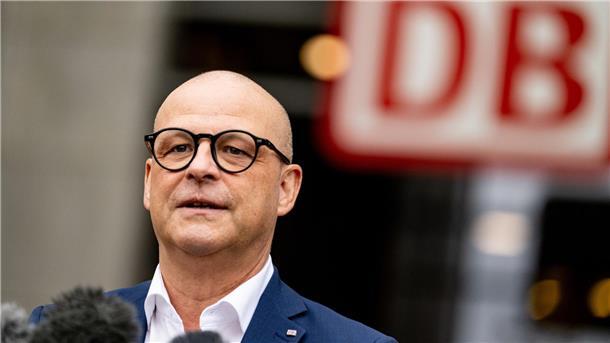 Bahn unterbreitet Lokführergewerkschaft neues Angebot DB-Personalvorstand Martin Seiler äußert sich zu den Tarifverhandlungen zwischen der Deutschen Bahn und der Gewerkschaft Deutscher Lokomotivführer.