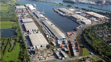 Luftfoto von eimem Gelände. DCP Dettmer Container Packing hat ihren Sitz im Neustädter Hafen in Bremen. Das Unternehmen mit rund 240 Beschäftigten hat beim Amtsgericht Insolvenz beantragt.