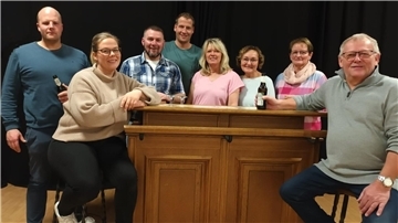 Die Theatergruppe „De Parnewinkeler“ probt eine Komödie (von links): Claas Winkelmann, Jasmin Peters, Matthias Paul, Benedict Hastedt, Claudia Lühmann, Erika Wellbrock, Anne Winkelmann und Herbert Paul. Es fehlt Melina Köster.