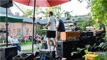 "De-Schkandolmokers" spielen Punkrock auf Plattdeutsch. 