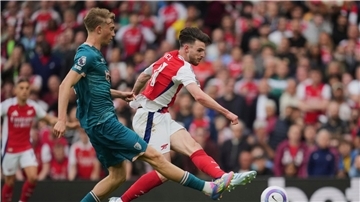 Dean Huijsen (l) wechselt von Bournemouth zu Real Madrid.