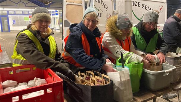 Bauernproteste: Heute Morgen wird der Hafen in Bremerhaven blockiert Debstedt: Die Landfrauen haben Lunchpakete für die Protestler vorbereitet.