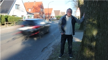 Debstedts Ortsbürgermeister Bernd Krüger (Bürgerfraktion) ist froh, dass die Ortsdurchfahrt endlich grundlegend saniert wird. Foto Schröder