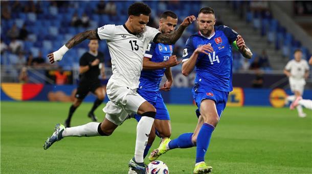 Die deutsche Fußball-Nationalmannschaft in der Einzelkritik Debütant Nnamdi Collins (l) war defensiv ein Schwachpunkt. Offensiv stach seine Dynamik auch nicht.