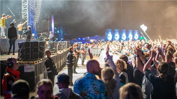 Deichbrand 2019. Auftritt von "Fettes Brot". Publikum vor der Waterstage. Foto: Hartmann
