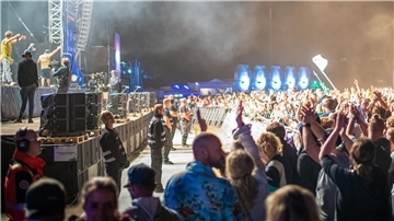 Deichbrand 2019. Auftritt von "Fettes Brot". Publikum vor der Waterstage. Foto: Hartmann