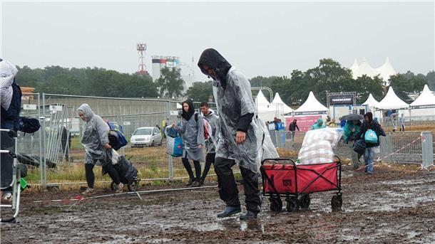 Deichbrand 2023 ertrinkt: REGEN und SCHLAMM ohne Ende (Fotos) Deichbrand im Regen und Matsch: Wegen des Wetters reisen viele Besucher schon am Sonntag ab.