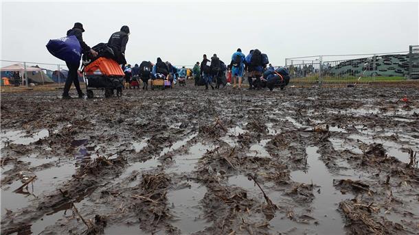 Deichbrand 2023 ertrinkt: REGEN und SCHLAMM ohne Ende (Fotos) Deichbrand im Regen und Matsch: Wegen des Wetters reisen viele Besucher schon am Sonntag ab.