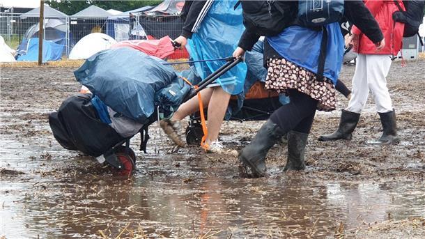 Deichbrand 2023 ertrinkt: REGEN und SCHLAMM ohne Ende (Fotos) Deichbrand im Regen und Matsch: Wegen des Wetters reisen viele Besucher schon am Sonntag ab.