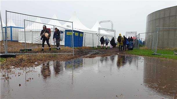 Deichbrand 2023 ertrinkt: REGEN und SCHLAMM ohne Ende (Fotos) Deichbrand im Regen und Matsch: Wegen des Wetters reisen viele Besucher schon am Sonntag ab.