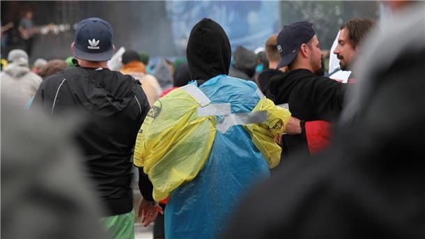 Deichbrand 2023 ertrinkt: REGEN und SCHLAMM ohne Ende (Fotos) Deichbrand im Regen und Matsch: Wegen des Wetters reisen viele Besucher schon am Sonntag ab.