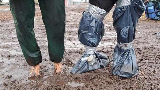 Deichbrand 2023 ertrinkt: REGEN und SCHLAMM ohne Ende (Fotos) Deichbrand im Regen und Matsch: Wegen des Wetters reisen viele Besucher schon am Sonntag ab.