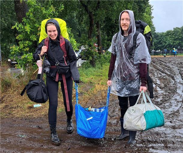 Deichbrand 2023 ertrinkt: REGEN und SCHLAMM ohne Ende (Fotos) Deichbrand im Regen und Matsch: Wegen des Wetters reisen viele Besucher schon am Sonntag ab.