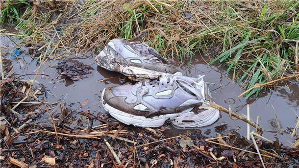 Deichbrand 2023 ertrinkt: REGEN und SCHLAMM ohne Ende (Fotos) Deichbrand im Regen und Matsch: Wegen des Wetters reisen viele Besucher schon am Sonntag ab.