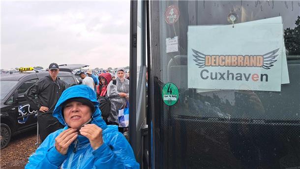 Deichbrand 2023 ertrinkt: REGEN und SCHLAMM ohne Ende (Fotos) Deichbrand im Regen und Matsch: Wegen des Wetters reisen viele Besucher schon am Sonntag ab.