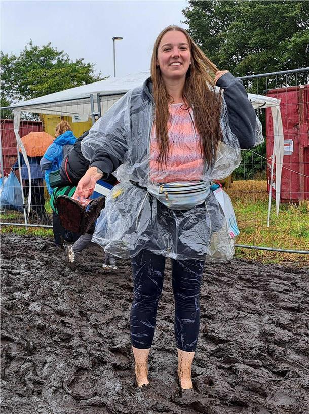 Deichbrand 2023 ertrinkt: REGEN und SCHLAMM ohne Ende (Fotos) Deichbrand im Regen und Matsch: Wegen des Wetters reisen viele Besucher schon am Sonntag ab.