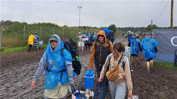 Deichbrand 2023 ertrinkt: REGEN und SCHLAMM ohne Ende (Fotos) Deichbrand im Regen und Matsch: Wegen des Wetters reisen viele Besucher schon am Sonntag ab.