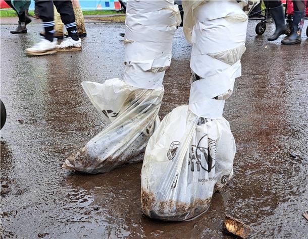 Deichbrand 2023 ertrinkt: REGEN und SCHLAMM ohne Ende (Fotos) Deichbrand im Regen und Matsch: Wegen des Wetters reisen viele Besucher schon am Sonntag ab.