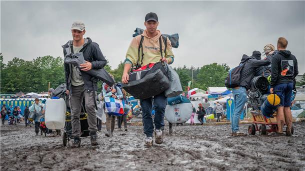 Deichbrand 2023 ertrinkt: REGEN und SCHLAMM ohne Ende (Fotos) Deichbrand im Regen und Matsch: Wegen des Wetters reisen viele Besucher schon am Sonntag ab.