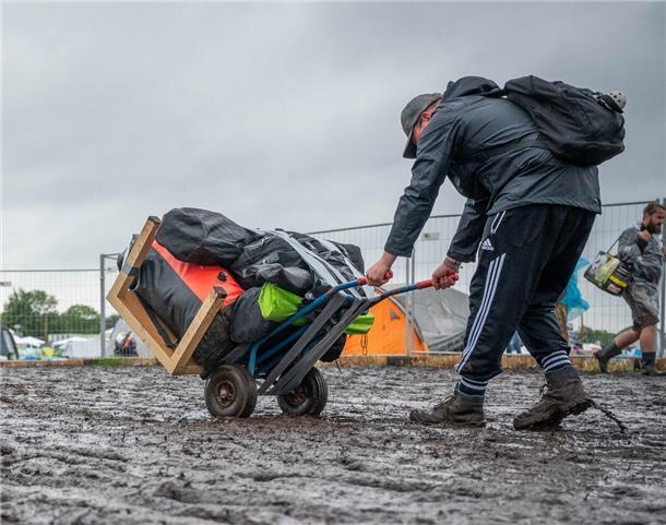 Deichbrand 2023 ertrinkt: REGEN und SCHLAMM ohne Ende (Fotos) Deichbrand im Regen und Matsch: Wegen des Wetters reisen viele Besucher schon am Sonntag ab.