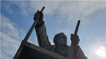 Deichschutz wird großgeschrieben an der Wurster Küste. Dieses Denkmal auf dem Seedeich in Dorum-Neufeld ist allen Deicherbauern und -schützern gewidmet – auch dem Oberdeichgräfe Eibe Siade Johans, der hier allerdings nicht dargestellt ist.