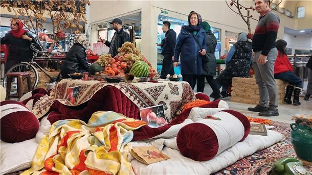 Millionen feiern persische Jalda-Nacht Dekoration in einem Einkaufszentrum in Teheran vor der Jalda-Nacht.