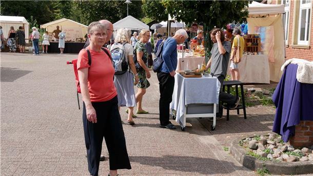 Tolle Atmosphäre, nicht zu voll: das ist der Kunsthandwerkermarkt in Wilstedt Besucher schlendern über den Kunsthandwerkermarkt.