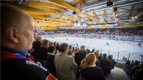 DEL 12. Spieltag Fischtown Pinguins gegen Straubing Tigers. Erstes Drittel. Zuschauerblick von der Tribüne aufs Eis.