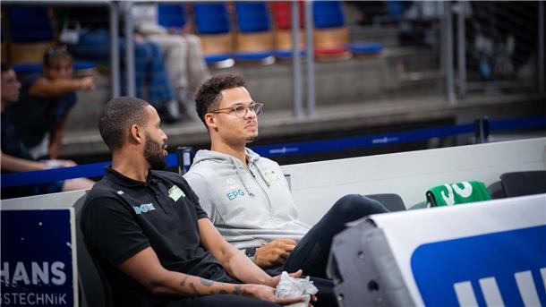 Eisbären erleben Bauchlandung gegen Aufsteiger Koblenz Delante Jones (links) und der Bremerhavener Maurice Pluskota stehen auf der Ausfallliste von Aufsteiger Koblenz.