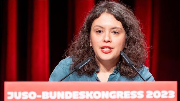 „Ändere deinen Kurs, Olaf“: Die Jusos verschärfen den Ton Delara Burkhardt, Juso-Spitzenkandidatin zur Europawahl.