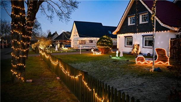 Dem Ahornweg in Nordholz verpassen die Anwohner jedes Jahr zu Weihnachten eine festliche Beleuchtung.