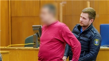 Dem Angeklagten (l) werden die Handschellen abgenommen.