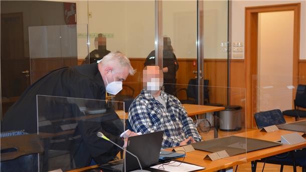 Tödlicher Schuss in Stotel: Angeklagter berichtet über Einweisung Dem Angeklagten (Mitte) wird vorgeworfen, im November 2021 einen 34-Jährigen erschossen zu haben.