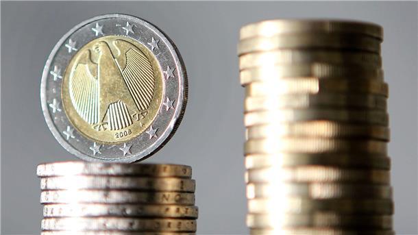 Schätzung: Deutlich weniger Steuereinnahmen für 2024 Dem Bund stehen der Prognose zufolge im kommenden Jahr rund 377,3 Milliarden Euro zur Verfügung.