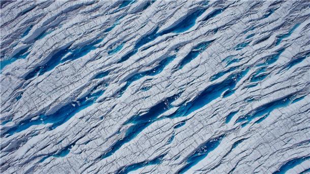 Risse im grönländischen Eisschild wachsen immer schneller Dem Forschungsteam zufolge beschleunigt der Klimawandel das Aufbrechen der Eisdecke.