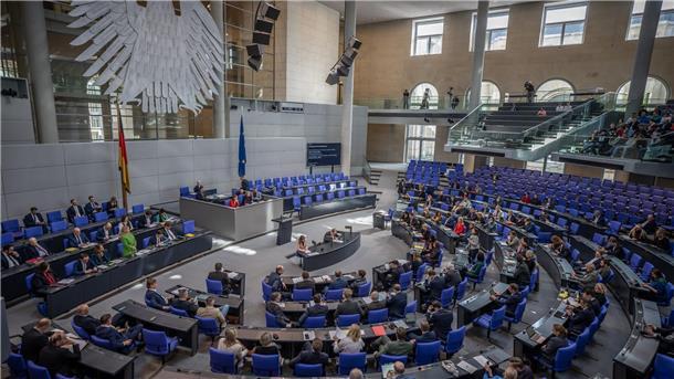 49-Euro-Ticket nimmt vorletzte finanzielle Hürde Dem Gesetzentwurf stimmten die Ampel-Koalitionsfraktionen zu.