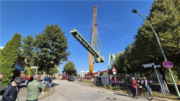 Dem historischen grünen Rickmerskran in Bremerhaven soll es an den Kragen gehen. Am Donnerstag konnte endlich das Oberteil abgenommmen werden.