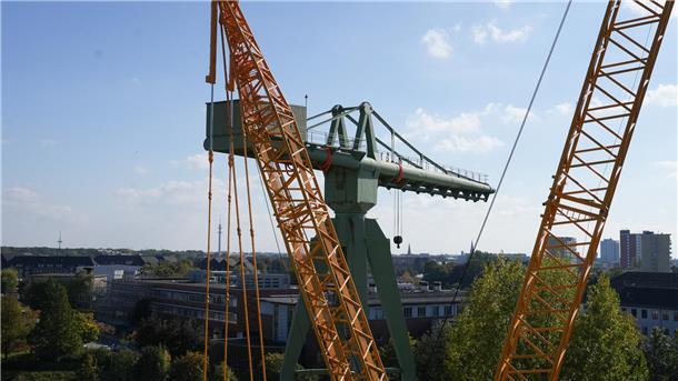 Dem historischen grünen Rickmerskran in Bremerhaven soll es an den Kragen gehen. Spätestens am Donnerstagmorgen soll der obere Teil abgenommen werden.