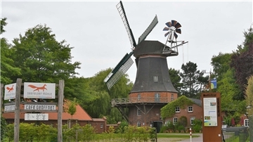 Bild von einer Mühle und einem Hinweisschild auf ein Café
