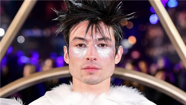Dem Schauspieler Ezra Miller wird Einbruch und Diebstahl vorgeworfen - er kam nun glimpflich davon.