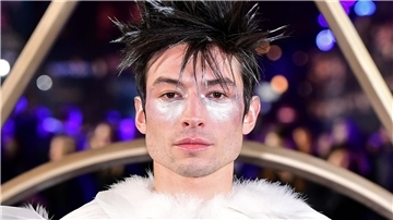 Dem Schauspieler Ezra Miller wird Einbruch und Diebstahl vorgeworfen - er kam nun glimpflich davon.