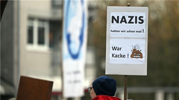Rund eine halbe Million Demonstranten gegen rechts Demo in Leichlingen (NRW) - ein Zeichen gegen rechts.