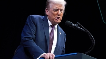 Demokraten und das „Wall Street Journal“ haben eine Kopie eines angeblichen Geburtstagsgrußes von Trump an den Sexualstraftäter Epstein veröffentlicht, von dem der US-Präsident bestritten hat, Urheber zu sein.