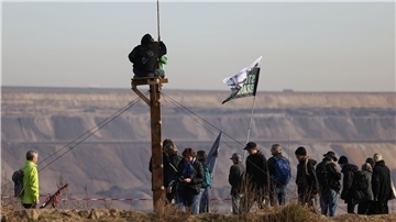 Demonstranten am Rande des Braunkohle-Tagebaus Garzweiler.