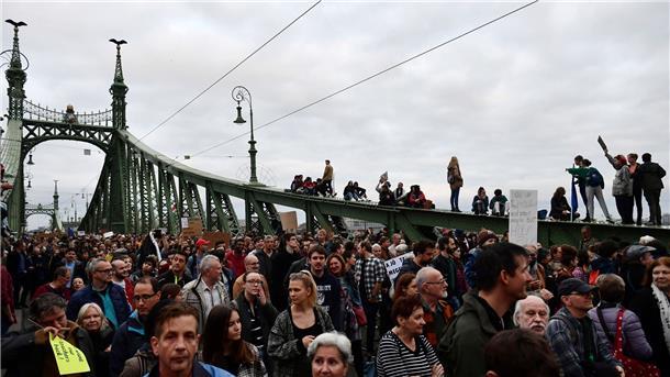 Zehntausende Ungarn demonstrieren gegen Orbans Schulpolitik Demonstranten auf der Freiheitsbrücke in Budapest.
