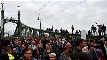 Demonstranten auf der Freiheitsbrücke in Budapest.