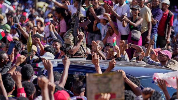 Militär übernimmt Macht in Madagaskar Demonstranten bejubeln Angehörige des Militärs auf Madagaskar, als diese den Sturz des Präsidenten ankündigen.