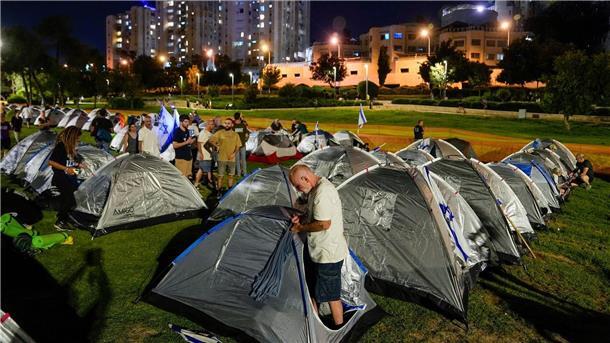 Demonstranten haben ein Zeltlager vor dem Parlamentsgebäude in Jerusalem errichtet.
