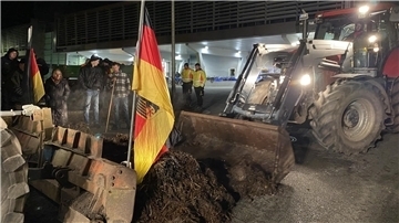 Demonstranten haben in der Nacht das Druckzentrum blockiert, um die Auslieferung der Zeitungen zu verhindern. Zudem wurde eine Fuhre Mist abgeladen.